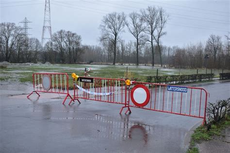 Maldersesteenweg en Zwaantje afgesloten door wateroverlast。